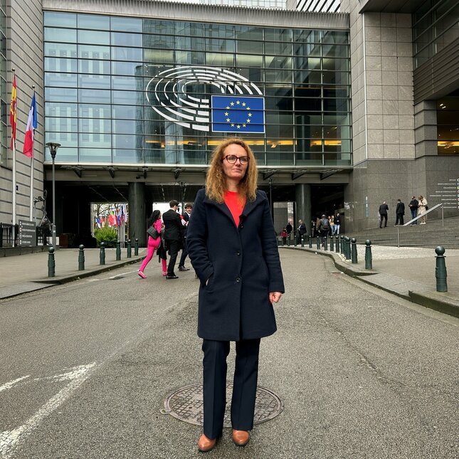 Delia Mitcan voor het gebouw van het Europese Parlement. Foto: Cindy de Koning