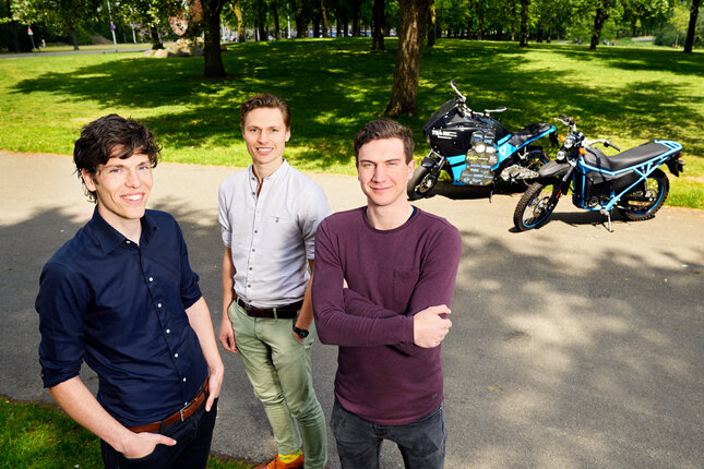 From left to right Bram van Diggelen, Jeroen Bleker and Bas Verkaik in 2019. Together, they first founded SPIKE Mobility, which later became ELEO Technologies. ELE stands for electrification, LEO is Latin for lion. That refers to the lithium-ion batteries (Li-Ion) they use in their battery packs. Photo: Bart van Overbeeke