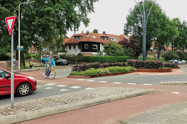 2013 kreeg Zwolle als eerste Nederlandse gemeente een fietsrotonde, waarbij de hoofdfietsstraat voorrang heeft op het autoverkeer. Foto | Matthew Bruno 