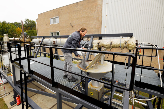 Het ijzerpoeder wordt in de ijzerbrandstof-installatie gegoten bij brouwerij Bavaria in Lieshout. Foto: Bart van Overbeeke