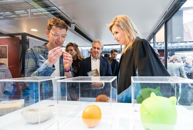 Koningin Máxima in gesprek met promovendus Bas Bögels over het project Data storage in DNA. Foto: Rien Boonstoppel