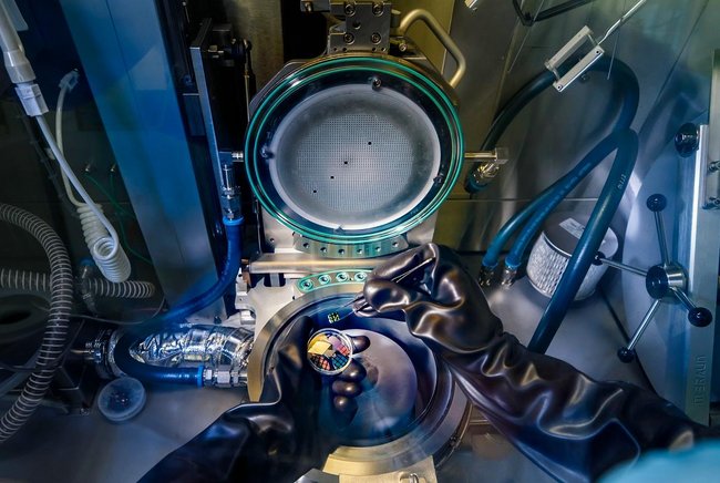 Een kijkje in de machine ‘Metal Organic Vapor Phase Epitaxy’ (MOVPE). Deze machine werd gebruikt om de nanodraden met een zeshoekige siliciumgermaniumschil te groeien. Foto: Nando Harmsen