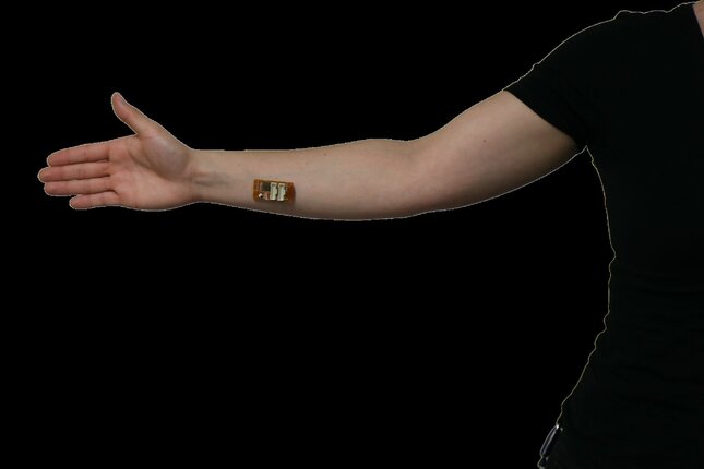 The microfluidic device can also be attached to the arm using medical tape. Photo: Emma Moonen