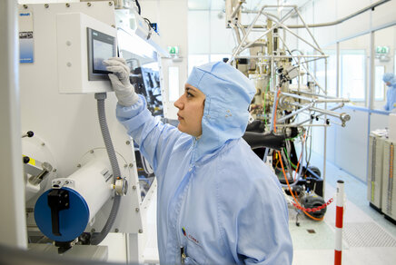 Elham Fadaly operating the Metal Organic Vapor Phase Epitaxy (MOVPE). This machine grows the nanowires with hexagonal silicon-germanium shells. Archive photo: Sicco van Grieken (SURF).