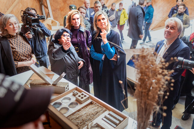 EngD trainee Snehal Hannvrkar informs Máxima about the BRIC pavilion. Photo: Rien Boonstoppel