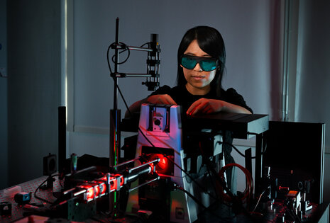 Hailin Fu werkt met de lasermicroscoop. Foto: Bart van Overbeeke