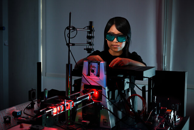 Hailin Fu werkt met de lasermicroscoop. Foto: Bart van Overbeeke