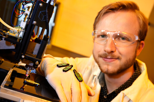 Onderzoeker Jeroen Sol met de 4D-geprinte kevers (foto: Bart van Overbeeke)