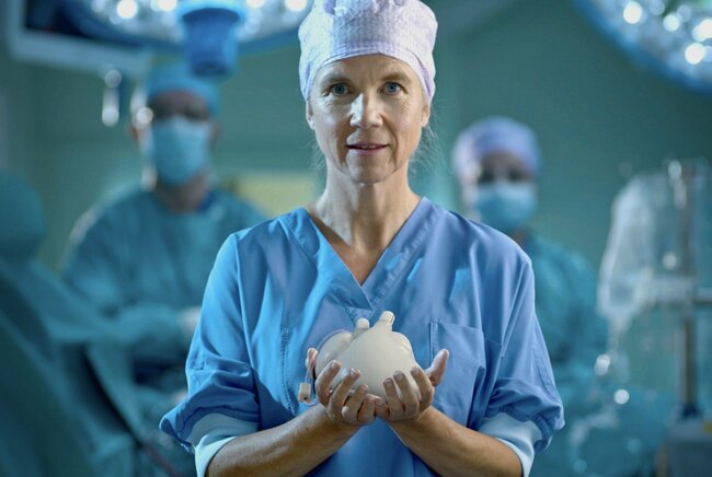 Cardiothoracic surgeon Jolanda Kluin of the Erasmus MC Thorax Center leads the research on the soft robotic heart. Photo: HHH
