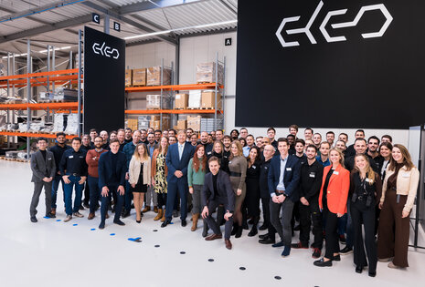 Koning Willem-Alexander tussen het personeel van ELEO vlak na de opening van de nieuwe fabriek in Helmond (Foto: Epsilon Studios | RVD)
