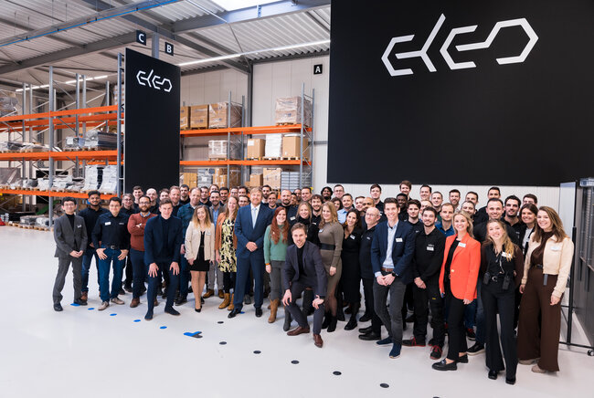 Koning Willem-Alexander tussen het personeel van ELEO vlak na de opening van de nieuwe fabriek in Helmond (Foto: Epsilon Studios | RVD)