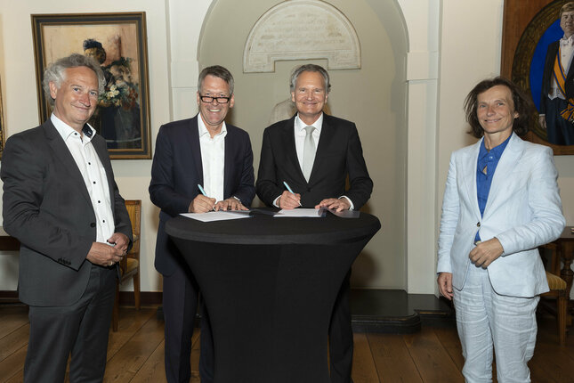 TU/e and NXP signed a memorandum of understanding in May 2023, establishing the partnership. From left to right: Maurice Geraets (Executive Director of NXP Netherlands), Lars Reger (Executive Vice-President of NXP), President of the Executive Board Robert-Jan Smits and Rector Silvia Lenaerts. Photo: fotowerkt.nl