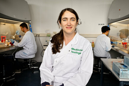 Postdoc Florencia Abinzano in het lab bij Biomedical Engineering. Foto: Bart van Overbeeke