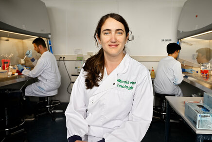 博士后Florencia Abinzano在生物医学工程实验室。照片：Bart van Overbeeke