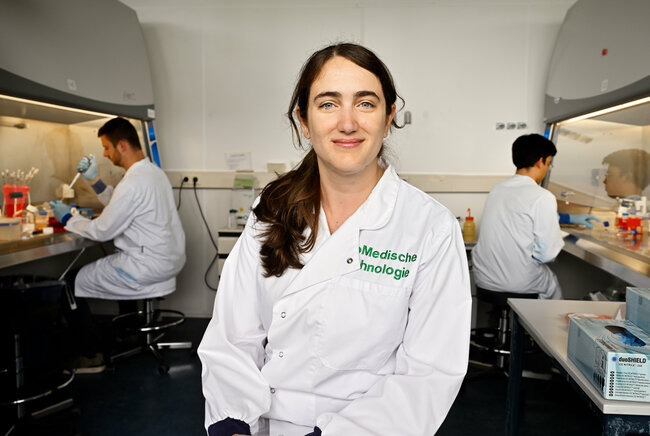 Postdoctoral Florencia Abinzano in the lab at Biomedical Engineering. Photo: Bart van Overbeeke