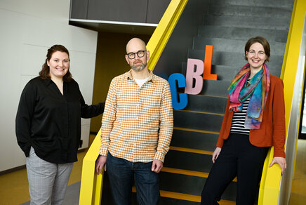 V.l.n.r.: Paola van der Sluis, Rik Slakhorst en Jolien Strous van het TEACH-team. Foto: Bart van Overbeeke