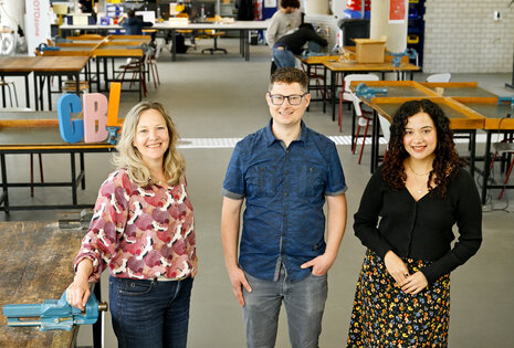 From left to right: Marieke Postema, Clemens Verhoosel and Apoorva Sonawane in the PROTO/zone of Mechanical Engineering in Traverse. Photo: Bart van Overbeeke