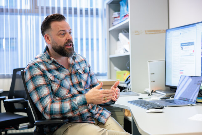 Roy van der Meel shares details of the nano transport system. Photo: Levi Baruch