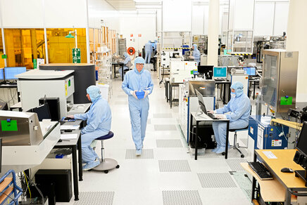 De cleanroom van NanoLabTUe biedt hightech onderzoeksfaciliteiten aan onze universiteit. Foto: Bart van Overbeeke