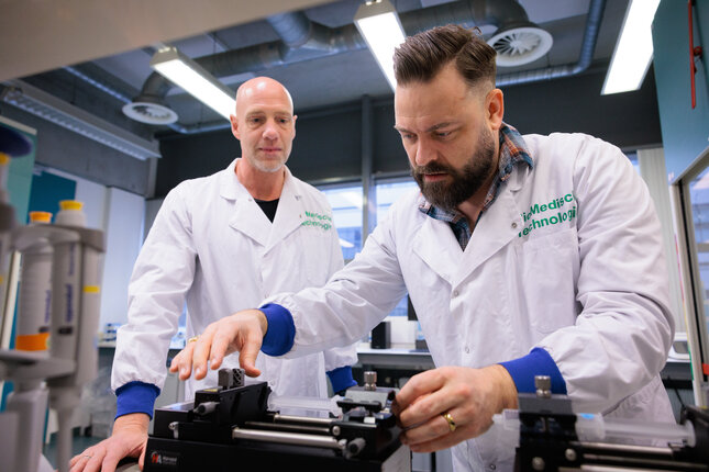 Roy van der Meel, the 'medicine courier', demonstrates his nano research in the NanoLabTUe. Photo: Levi Baruch