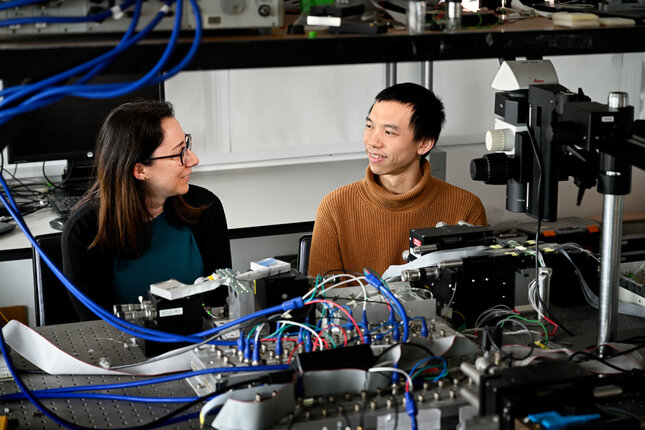 Patty Stabile met onderzoeker Bin Shi, die promoveert op onderzoek naar neuromorfische fotonica (foto: Bart van Overbeeke)