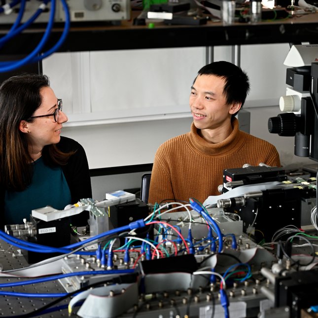 Patty Stabile with researcjer Bin Shi, who is writing his PhD thesis on neuromorphic photonics (photo: Bart van Overbeeke)