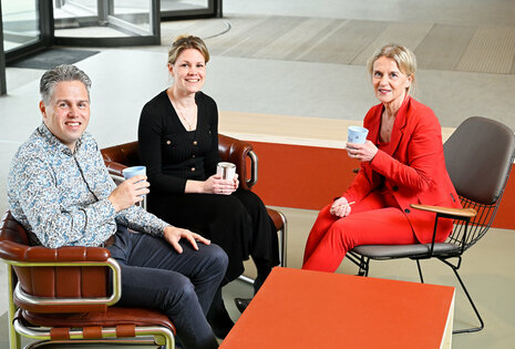 Jeroen Zegveld, Bregje Portier and Bertie Fijneman over coffee – in Billie Cups, of course – at Neuron. Photo: Bart van Overbeeke