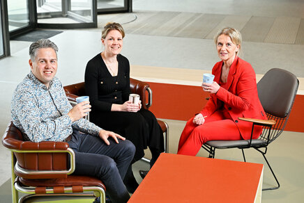 Jeroen Zegveld, Bregje Portier and Bertie Fijneman over coffee – in Billie Cups, of course – at Neuron. Photo: Bart van Overbeeke