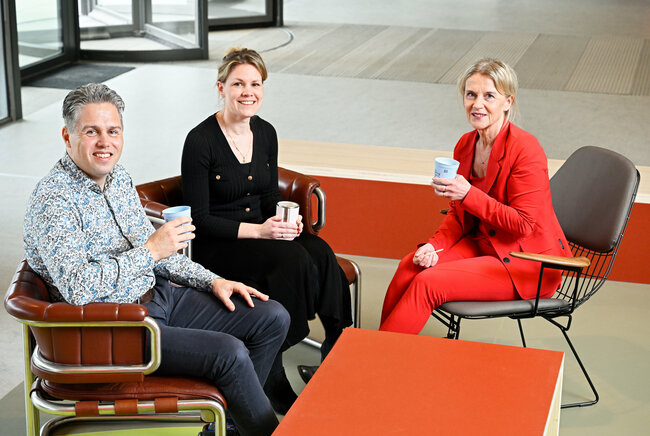 Jeroen Zegveld, Bregje Portier-Van der Steijn en Bertie Fijneman aan de koffie – natuurlijk in Billie Cup – in Neuron. Foto: Bart van Overbeeke