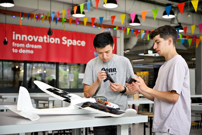 Leden van studententeam SyFly aan het werk in innovation Space. Foto: Bart van Overbeeke