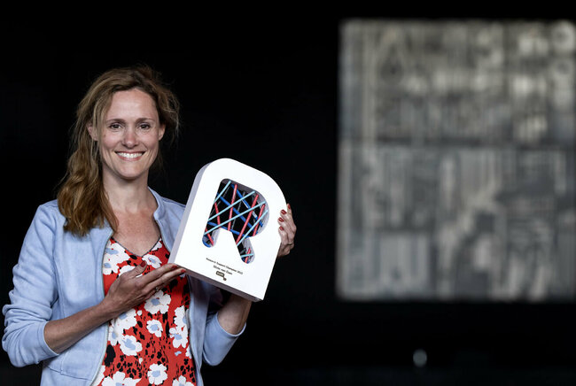 Silvie van Dam met haar prijs. Foto: SURF / De Beeldredaktie