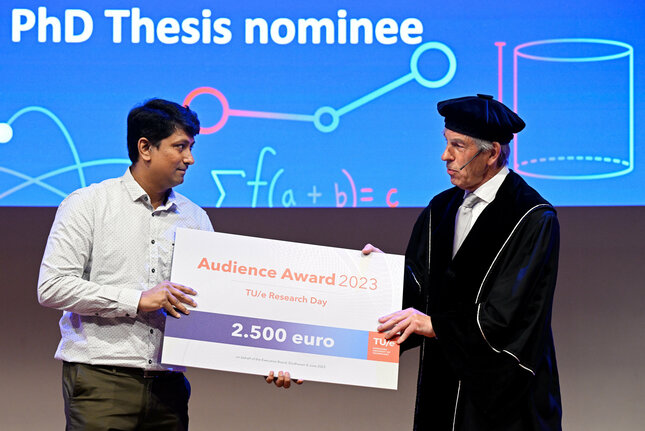 Karthik Raghavan Ramaswamy overwhelmingly won the Audience Award. He received the award from University Professor Bert Meijer. Photo: Bart van Overbeeke