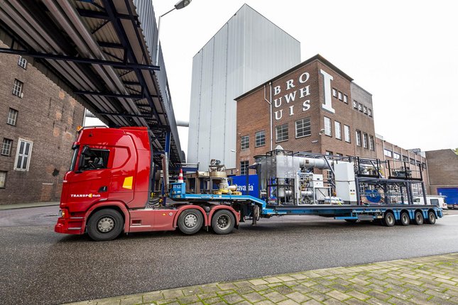 The iron fuel installation on transport at brewery Bavaria. Photo: Mees van den Ekart