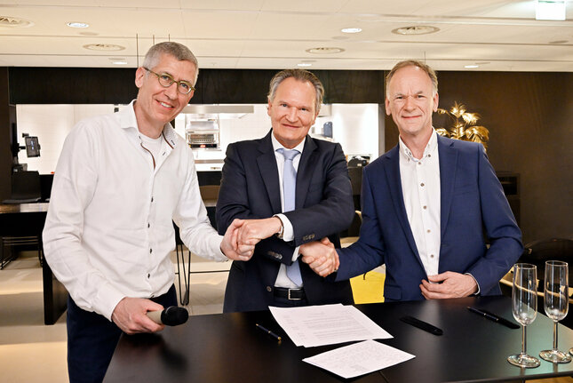 ASML and TU/e signed a memorandum of understanding in April 2023. From left to right: Frank Schuurmans (Head of Research at ASML), Robert-Jan Smits (President of the Executive Board at TU/e) and Jos Benschop (Senior Vice-President Technology at ASML). Photo: Bart van Overbeeke