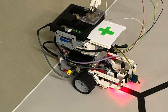 De Lego Mindstorms EV3 robot is uitgerust met een organisch neuromorf brein. Klik voor filmpje over hoe de robot leert de uitgang te vinden van een doolhof.