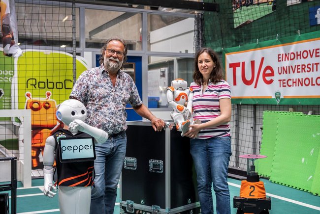 Maarten Steinbuch and Elena Torta in the TU/e robotics lab  (photo: Vincent van den Hoogen)