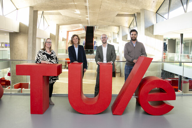 (f.l.t.r.) Janne-Mieke Meijer, rector Silvia Lenaerts, Loe Schlicher and Miguel Dias Castilho. Ghislaine Vantomme was not able to attend the photo shoot.