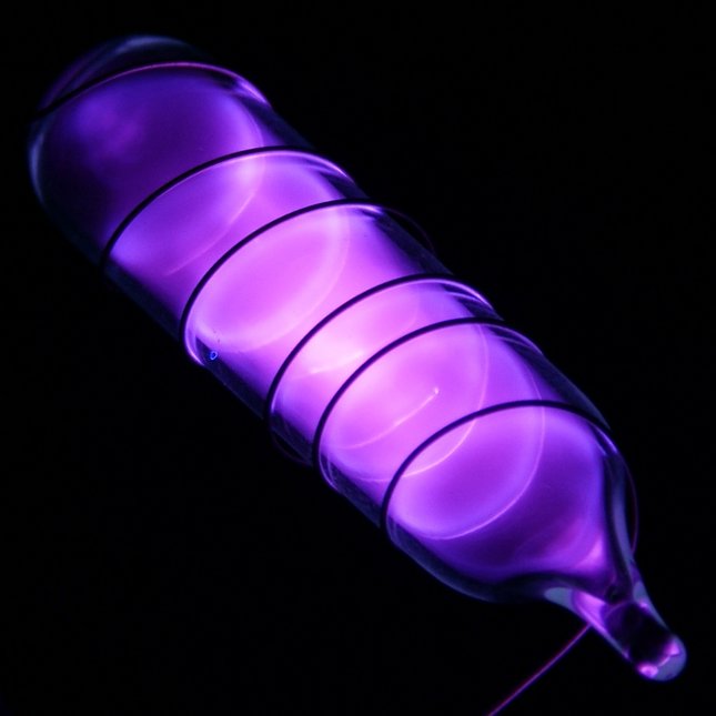 Air consists to 1 percent of argon. It is therefore the cheapest and most widely used noble gas. In this photo we see a vial of glowing ultrapure argon.