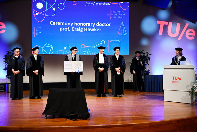 Honorary doctor Craig Hawker (center with certificate) has just received the decorations for his honorary doctorate at TU/e. Photo: Bart van Overbeeke