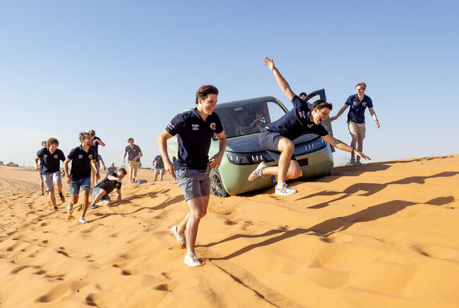 Solar Team Eindhoven is blij met het bereiken van de Sahara na hun 1000 kilometer durende testrest. Foto: STE/Rien Boonstoppel