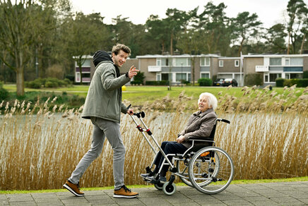 Wouter Witteman demonstreert de Suweve met zijn oma Mia. Foto: Bart van Overbeeke