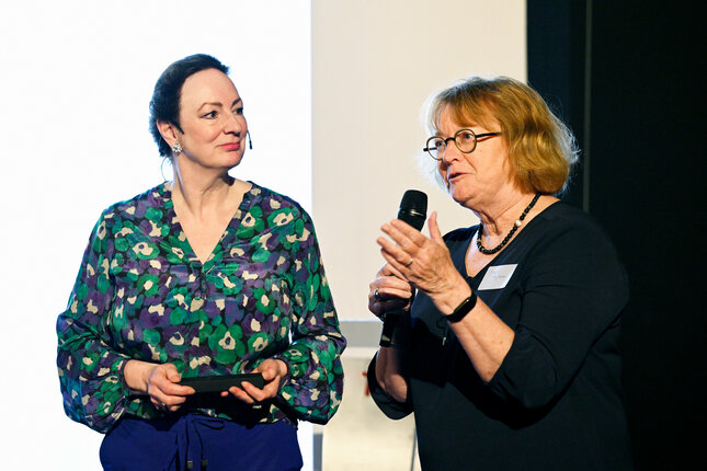 Naomi Ellemers (left) and Ingrid Heynderickx. Photo: Bart van Overbeeke