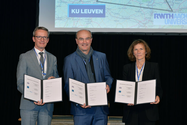 Luc Sels (rector KU Leuven), Ulrich Rüdiger (rector RWTH Aachen) en TU/e-rector Silvia Lenaerts, na de ondertekening van de MoU. Foto: Andreas Schmitter.