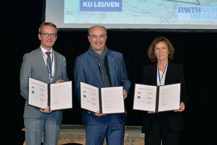 Luc Sels (rector KU Leuven), Ulrich Rüdiger (rector RWTH Aachen) en TU/e-rector Silvia Lenaerts, na de ondertekening van de MoU. Foto: Andreas Schmitter.