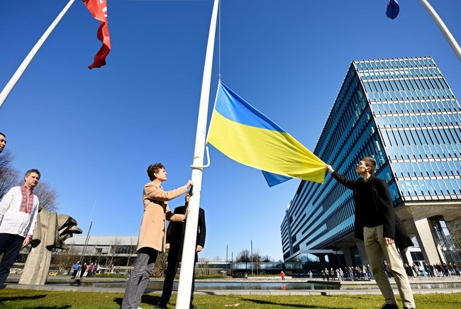 Als blijk van steun aan Oekraïne hebben Oekraïense studenten tijdens een ceremonie op de TU/e-campus de Oekraïense vlag gehesen (foto: Bart van Overbeeke). 