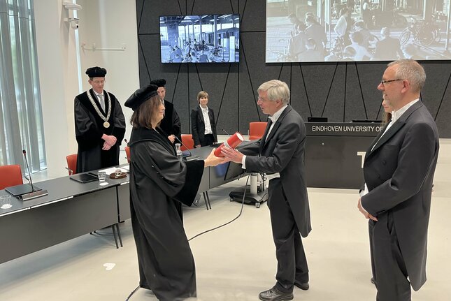 Jan Ploeger ontvangt zijn diploma uit handen van promotor Ruth Oldenziel. Foto: privé-collectie Jan Ploeger.