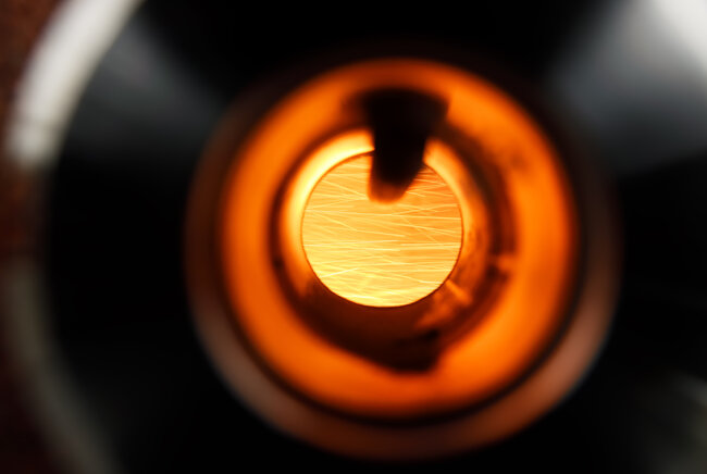 De verbranding van het ijzerpoeder, zichtbaar door het kijkglas in de verbrandingsbuis. Foto: Bart van Overbeeke